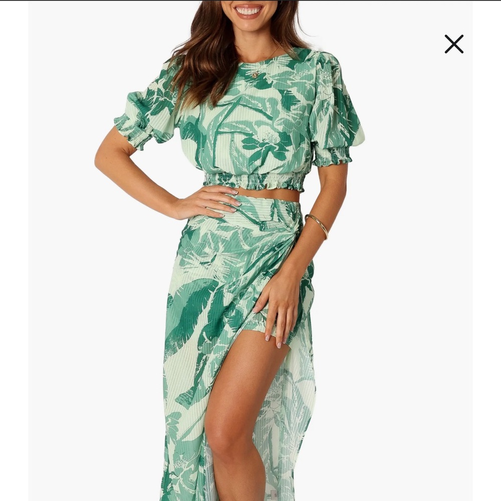 NWT- Nicole Floral Crop Top size Medium